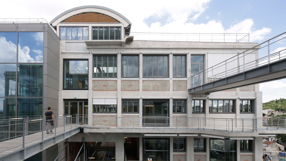 巴黎废弃仓库变身创意总部,BETC 打造绿色工业风新地标-0