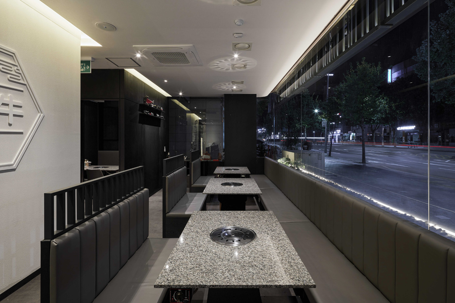 韩式高级烤肉店，黑白简约风诠释 75 平米空间设计魅力-6