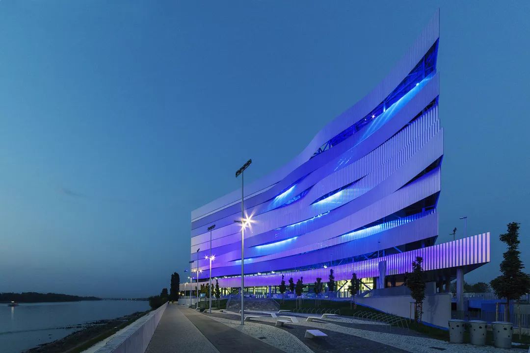 波光粼粼的多瑙河畔游泳馆，布达佩斯 Duna Arena-75