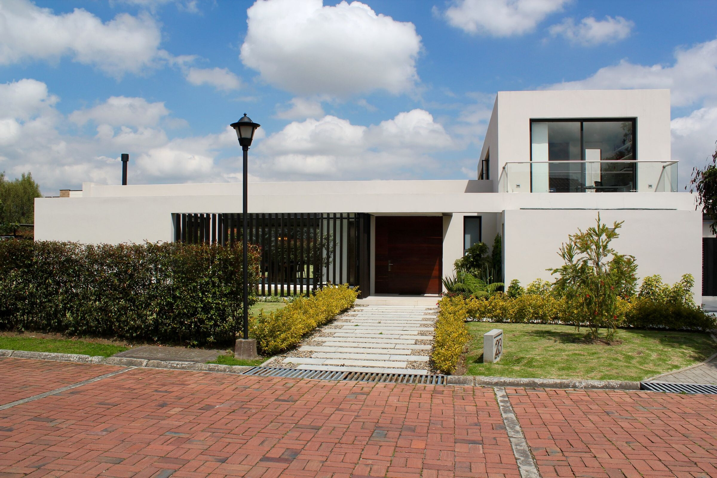 哥伦比亚 L 型别墅 · Campuzano Arquitectos 的室内外一体化设计-20