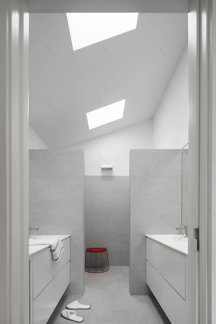 西班牙海边小镇的"L"形家庭住宅-12