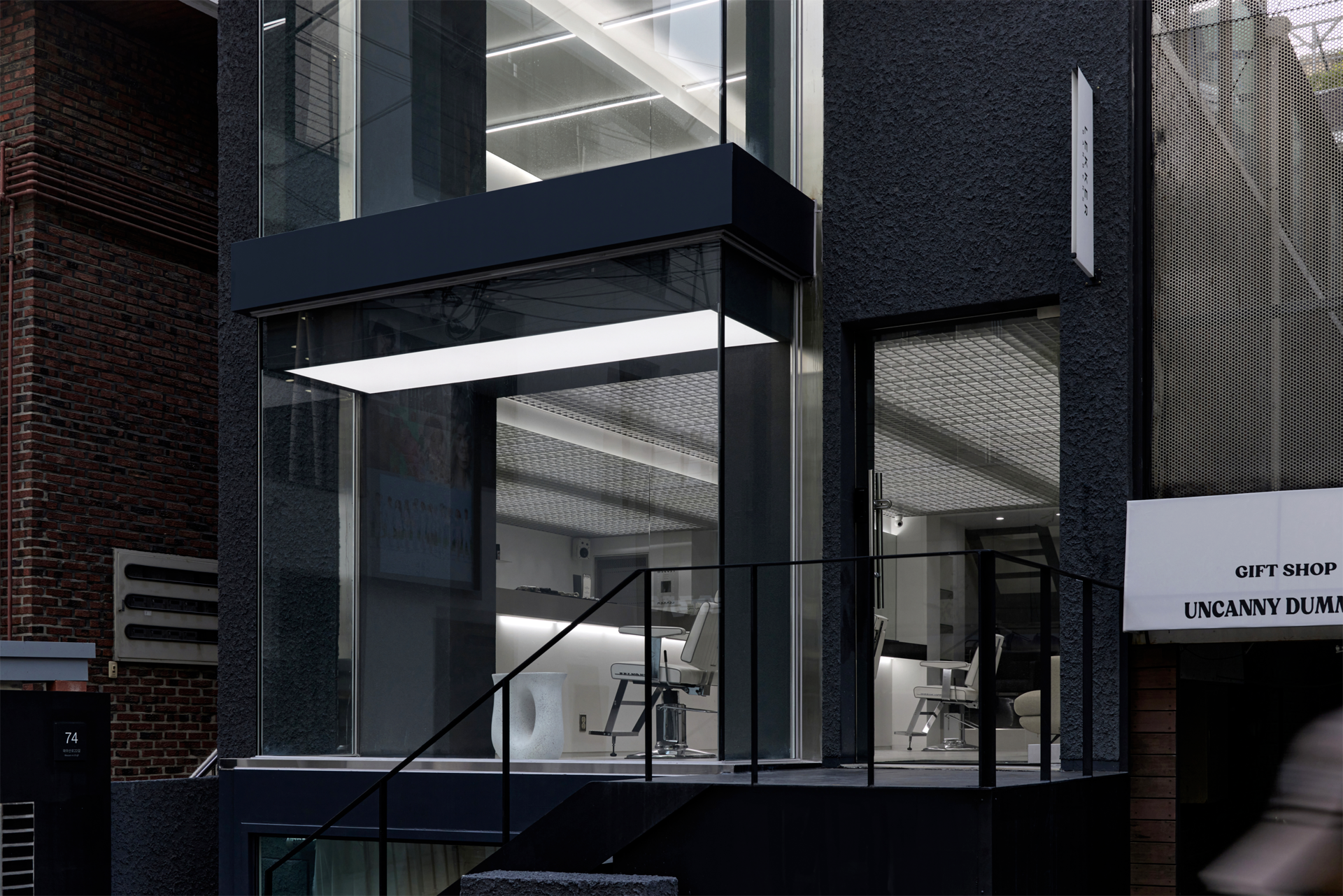 莱克 2

注：Lekker可能是一个特定的人名、品牌名等，2可能是编号等若有更具体的语境，翻译可能更精准 丨Docent Design-4