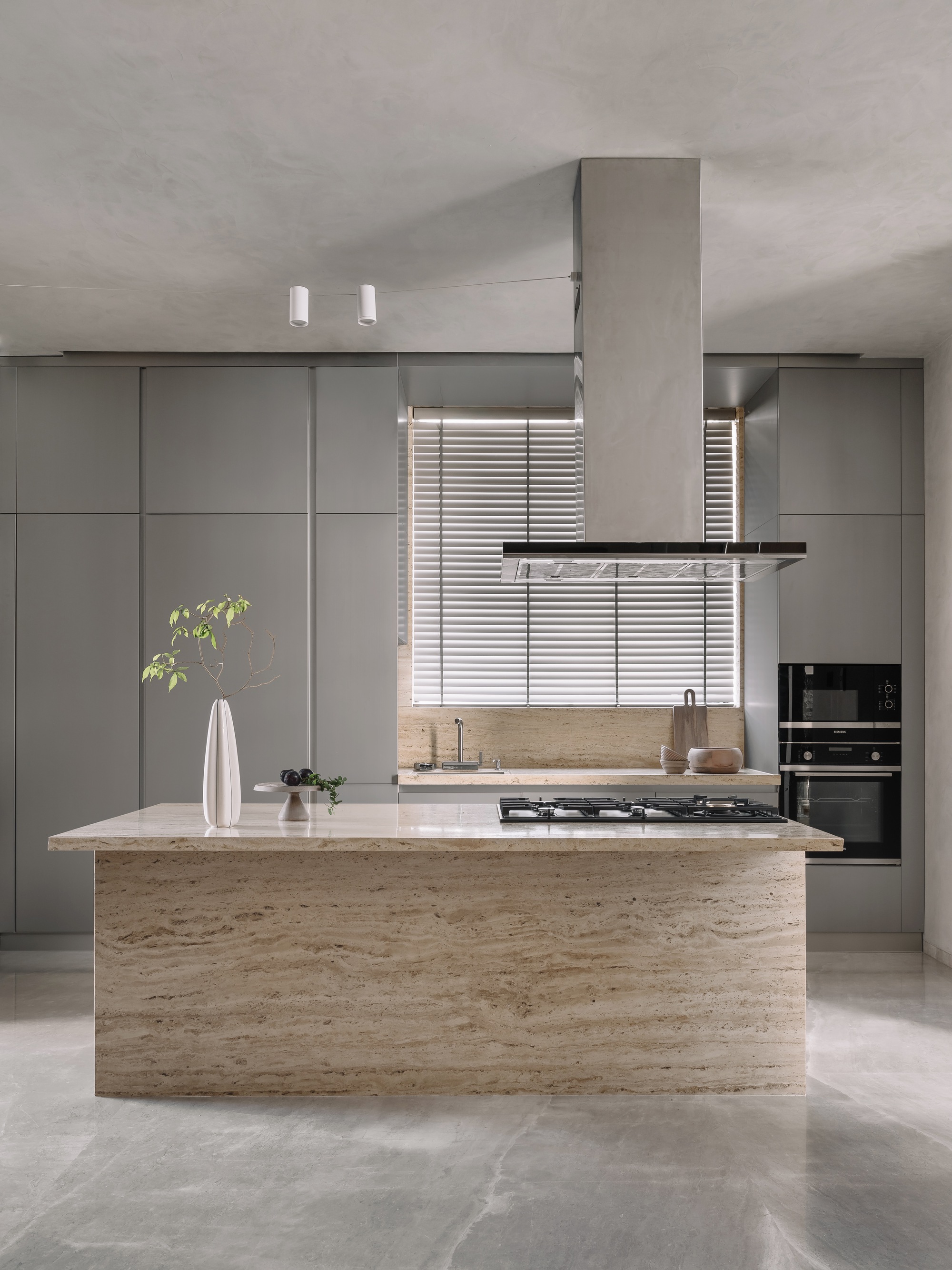 雕琢而成的静居之所住宅
注:Sculpted有经过雕琢的意思 ,Sanctuary有庇护所;安静的地方等意思,House就是住宅、房子这里整体结合起来这样翻译较能体现整体含义如果从更宽泛的建筑相关语境也许简单可译为雕琢风静居住宅 ,但具体需根据实际背景来定 丨印度丨D'WELL-28