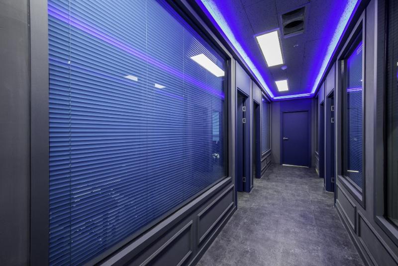 简约办公空间，照明设计提升氛围-9