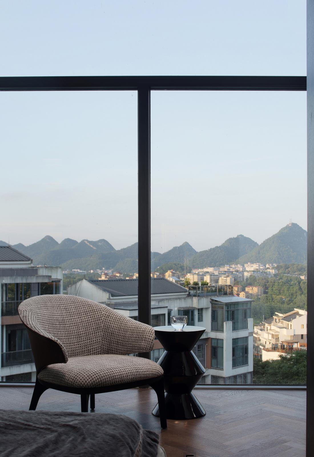 深咖灰调的普拉提会所-33