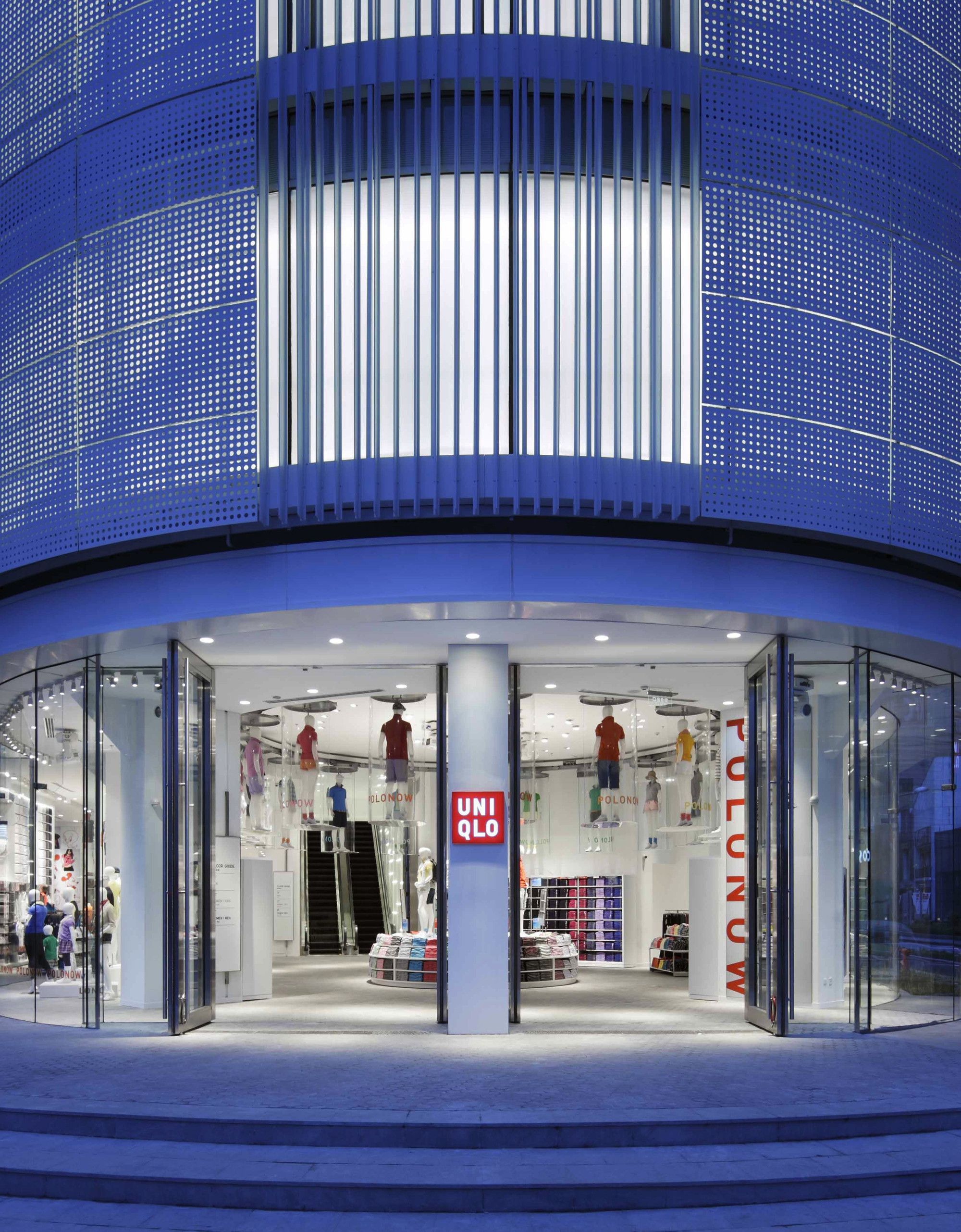 上海 Uniqlo 旗舰店——金属穿孔立面与室内戏剧性设计的完美融合-4