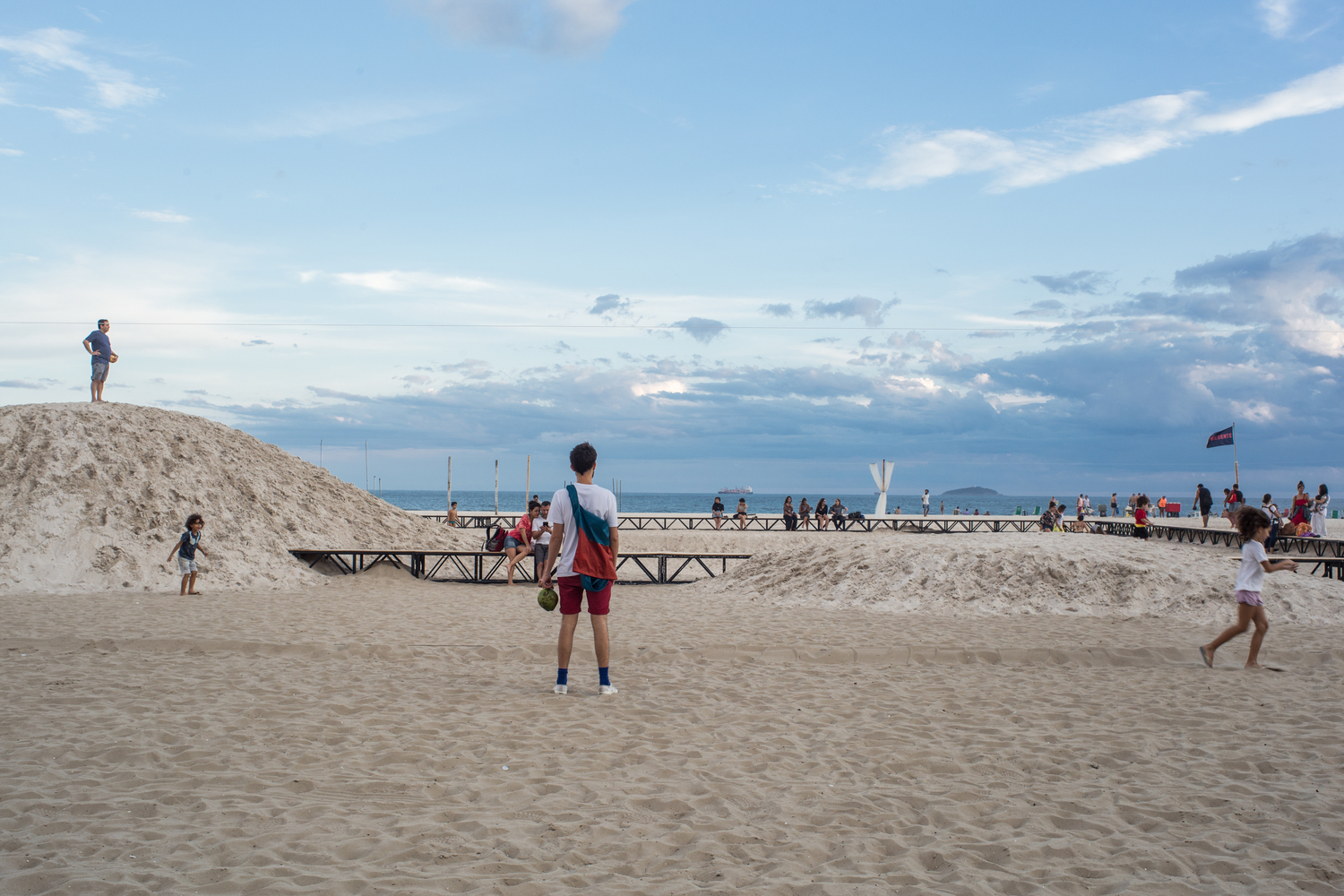 巴西 Copacabana 海滩装置艺术“时间和海滩”-35