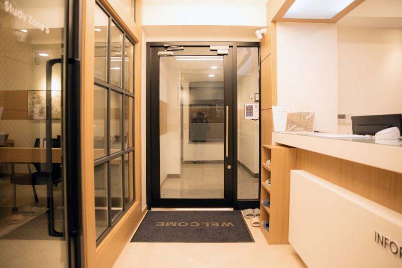 100 平米的白色与木质简约阅读空间-4