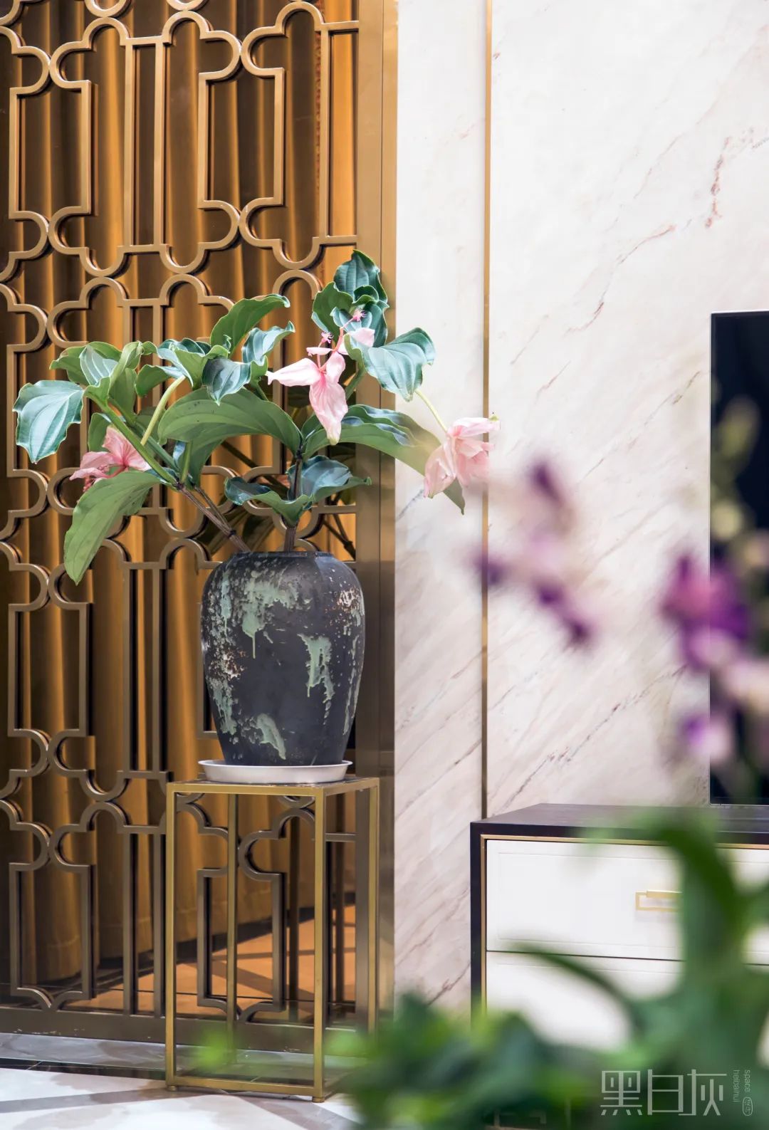 万霖花园轻奢新中式，金色黄铜与白色木元素打造包容空间-45