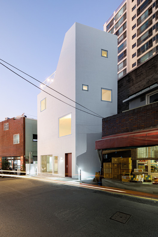 受限土地上的创意“大拇指”建筑-10