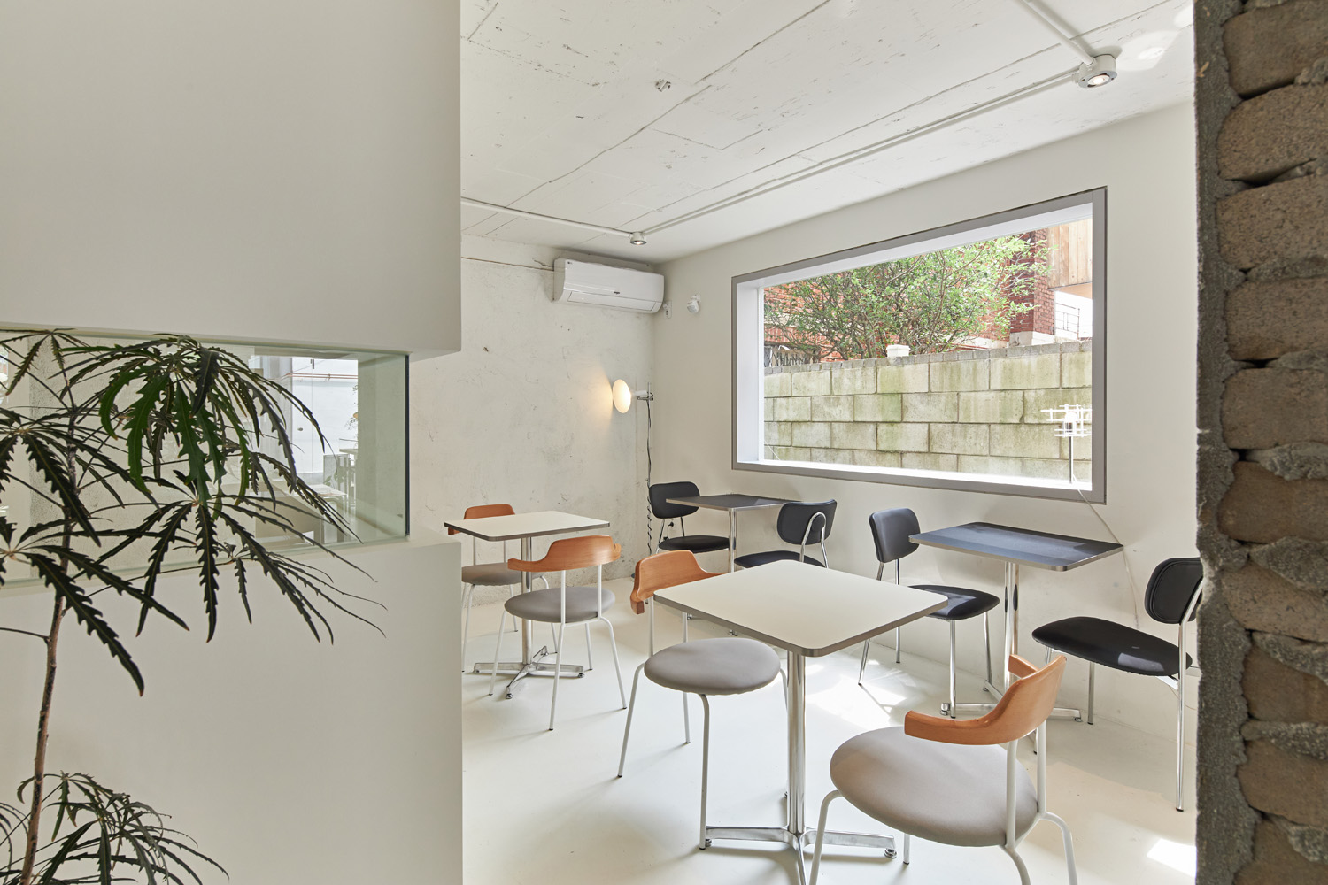 29°C 的温暖 | 木质氛围的咖啡厅设计-16