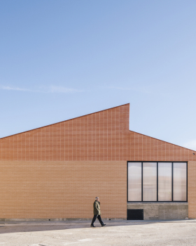 Teleclub with Thermal Buffers / BIZNA estudio