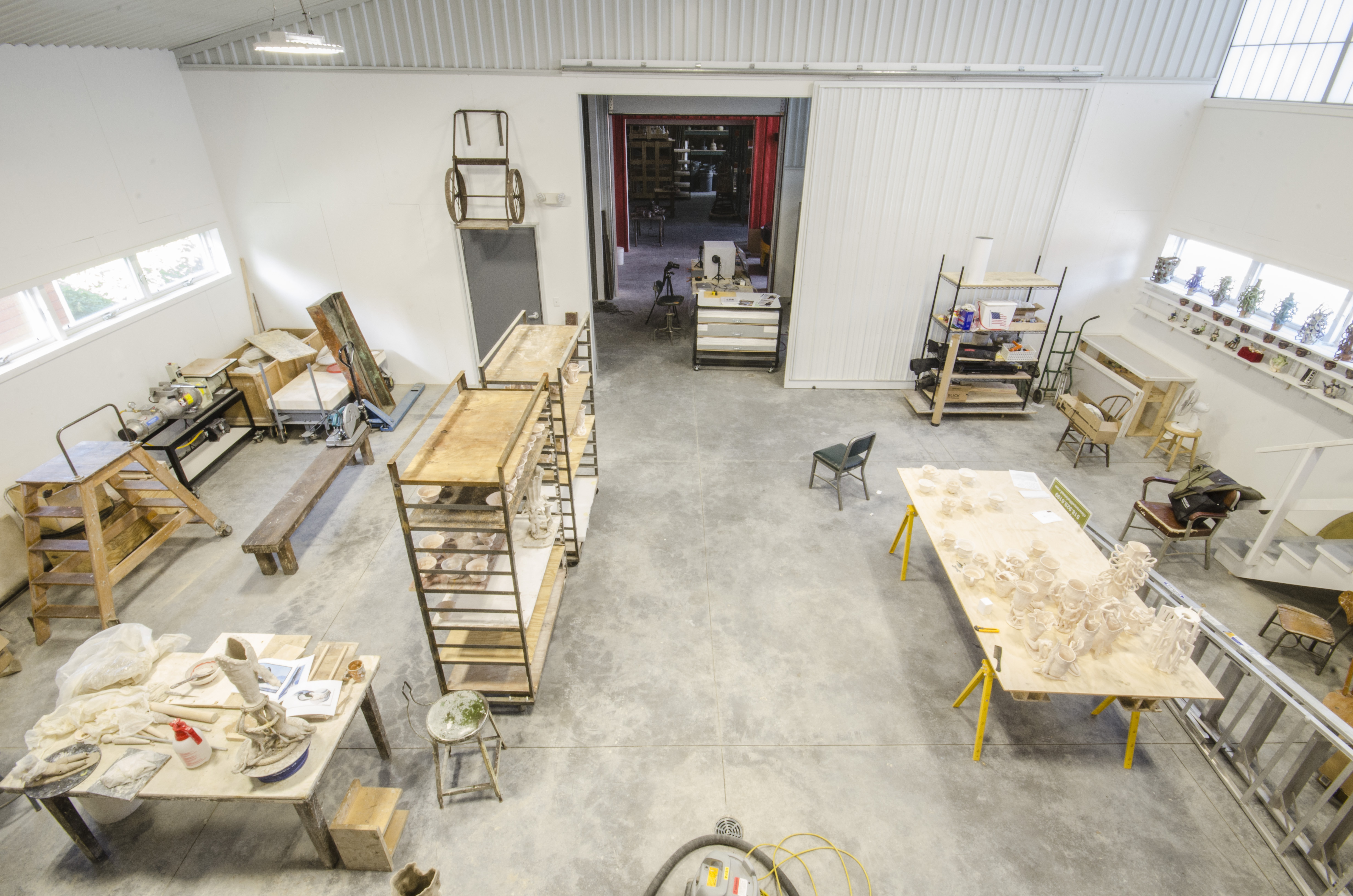 布鲁克林艺术家打造工业风陶瓷工作室-11