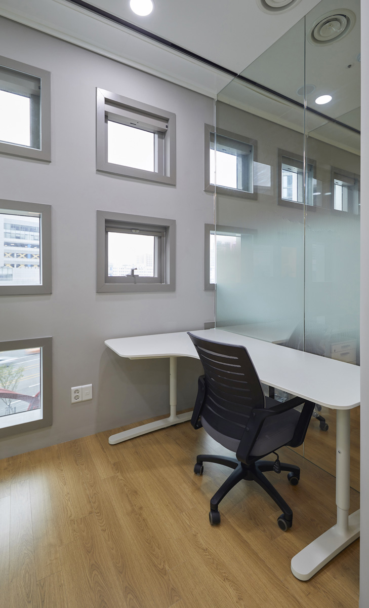 照明点缀的现代共享办公空间-26
