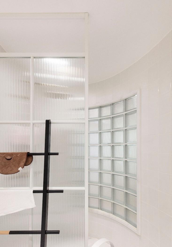 弧形长廊引导的现代家居设计-48