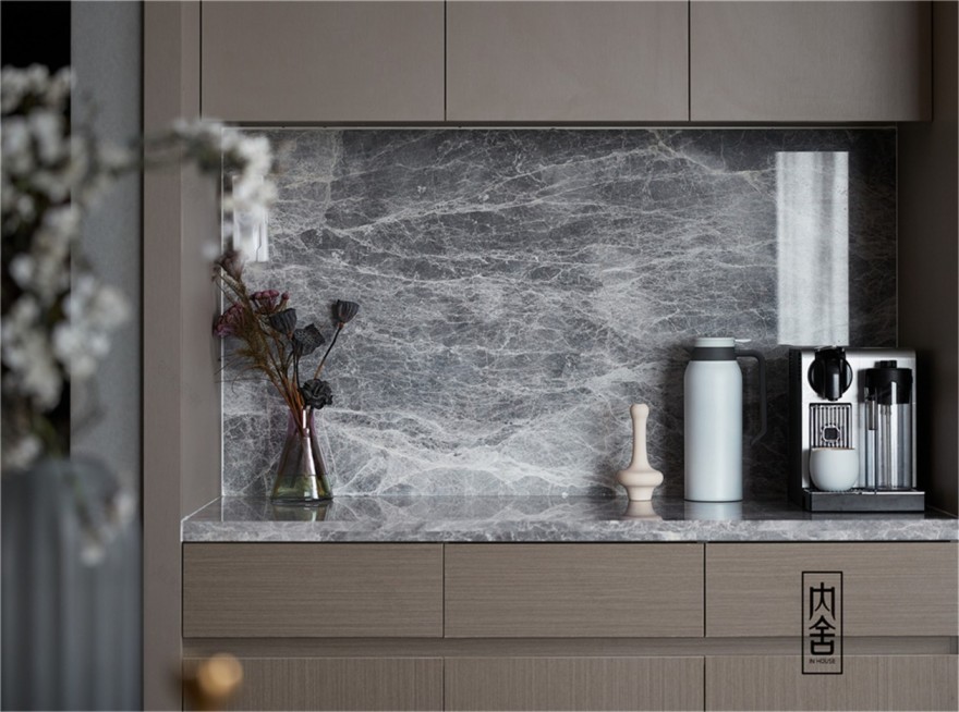 灰色调与橙色的碰撞,打造静谧优雅家居空间-18