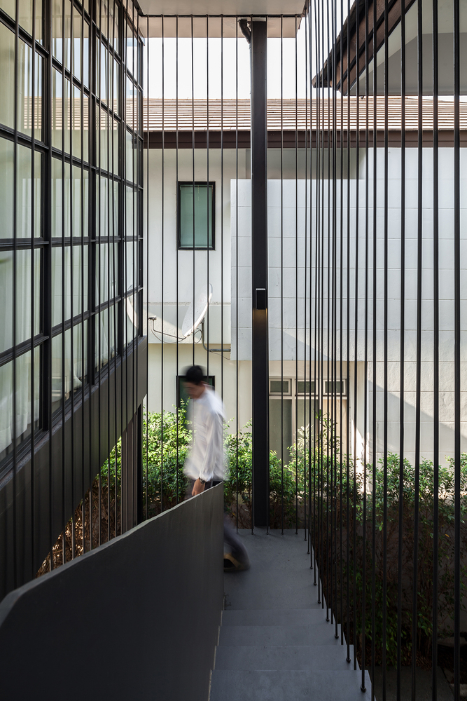 泰国曼谷“花鸟房”翻新设计,自然光与钢结构完美融合-44