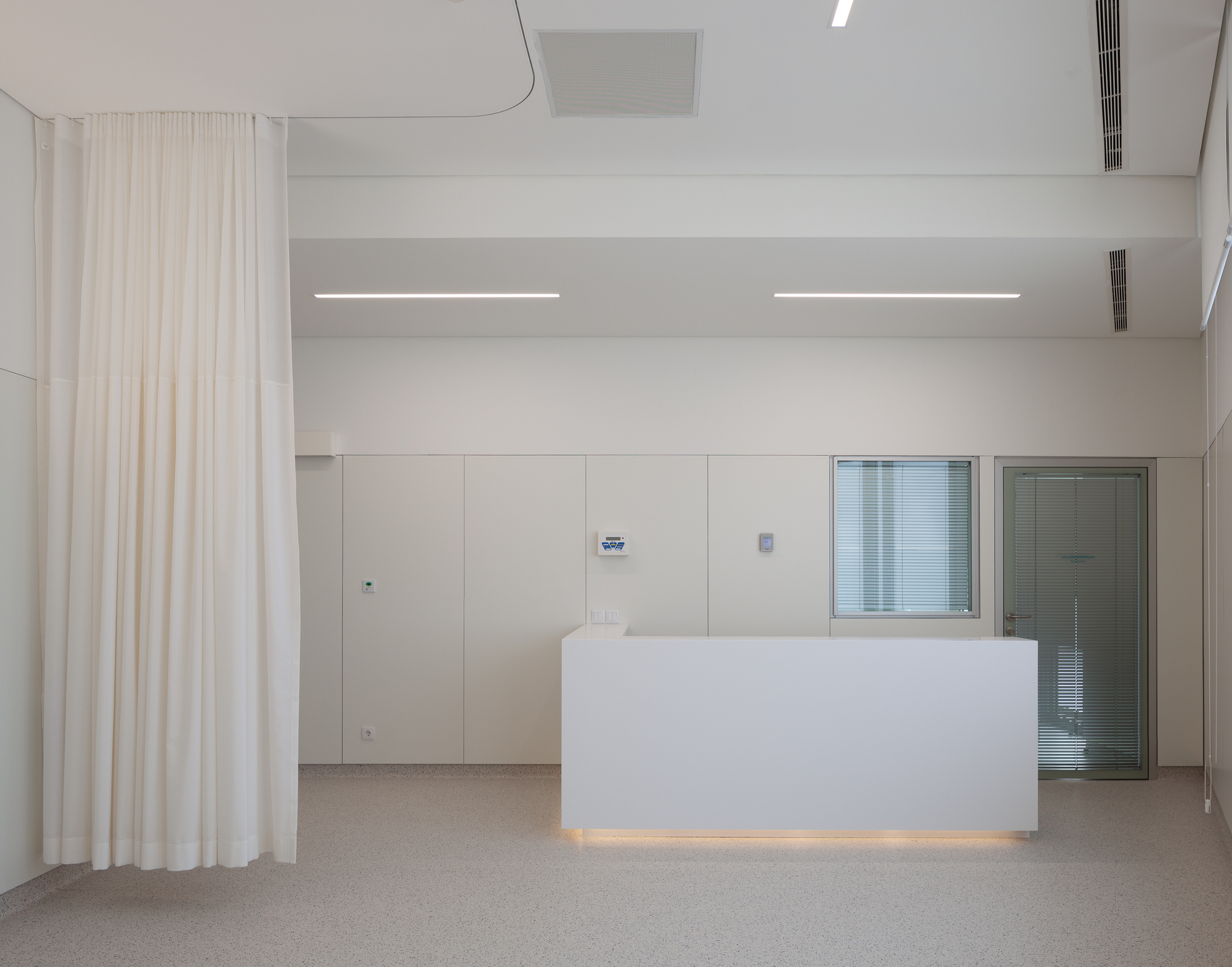 Luz Saúde Vila Real Hospital  / OPENBOOK Architecture-30