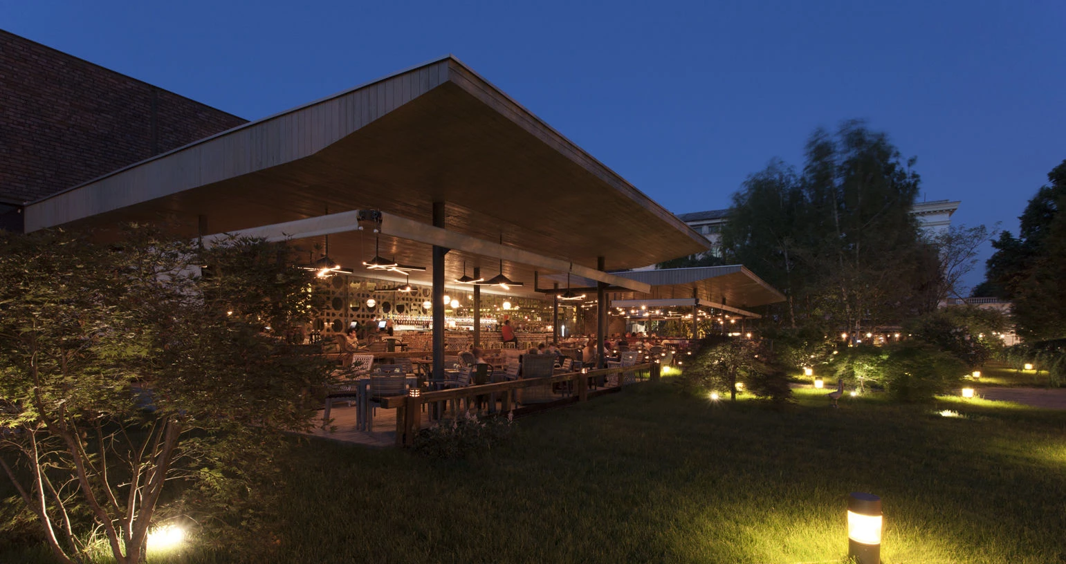 双面共生的罗马尼亚餐厅与俱乐部设计-18