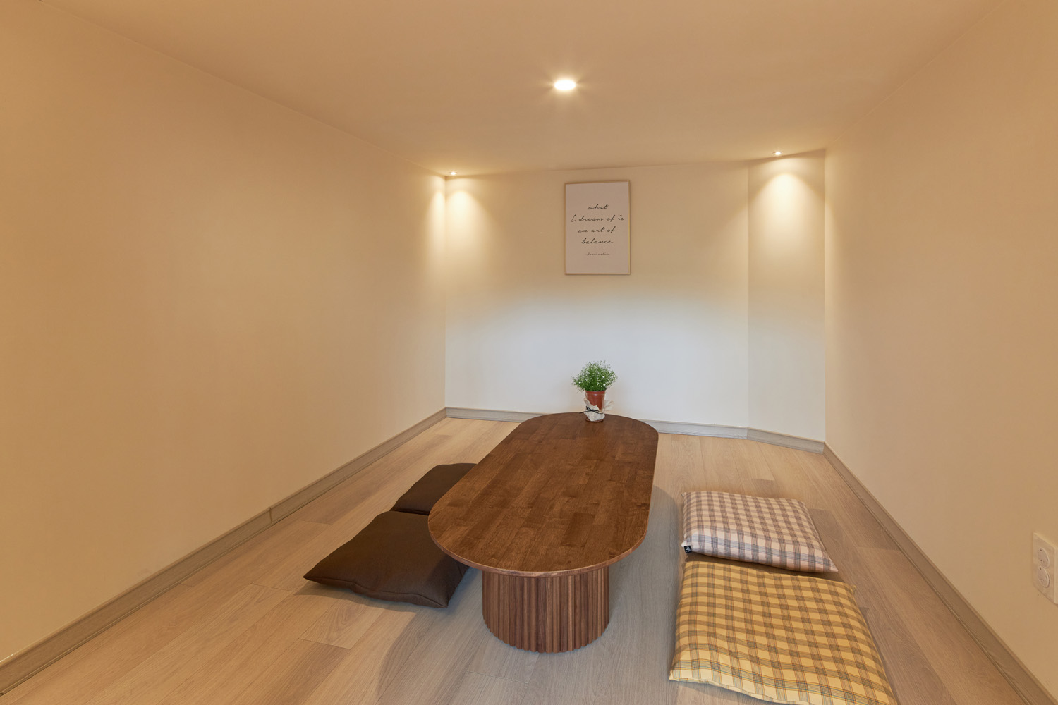 25 坪双层咖啡厅，极简设计诠释舒适空间-10