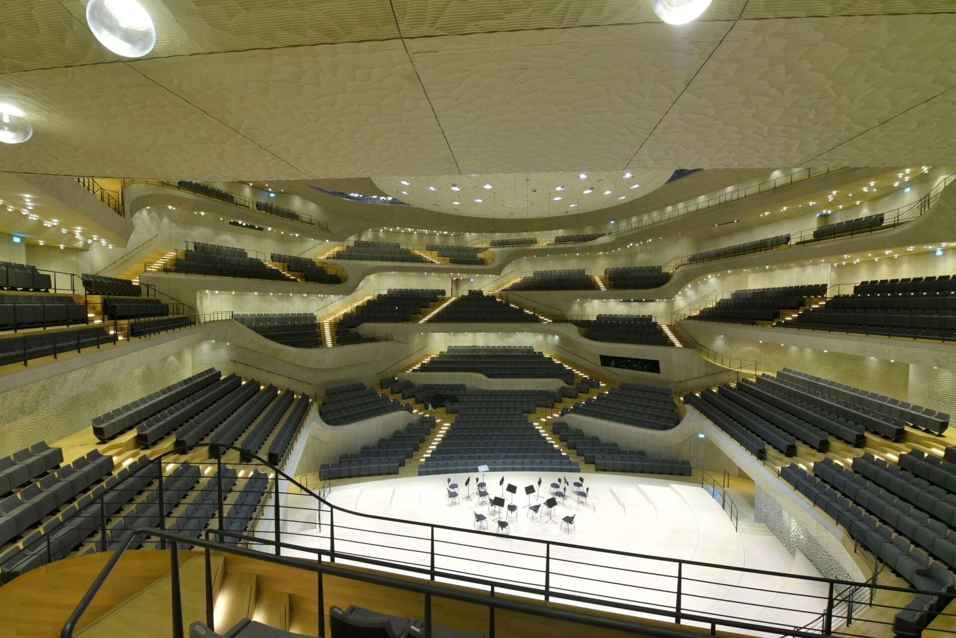 香奈儿 2018 早秋时装秀，德国汉堡 Elbphilharmonie 音乐厅的戏剧性舞台-2