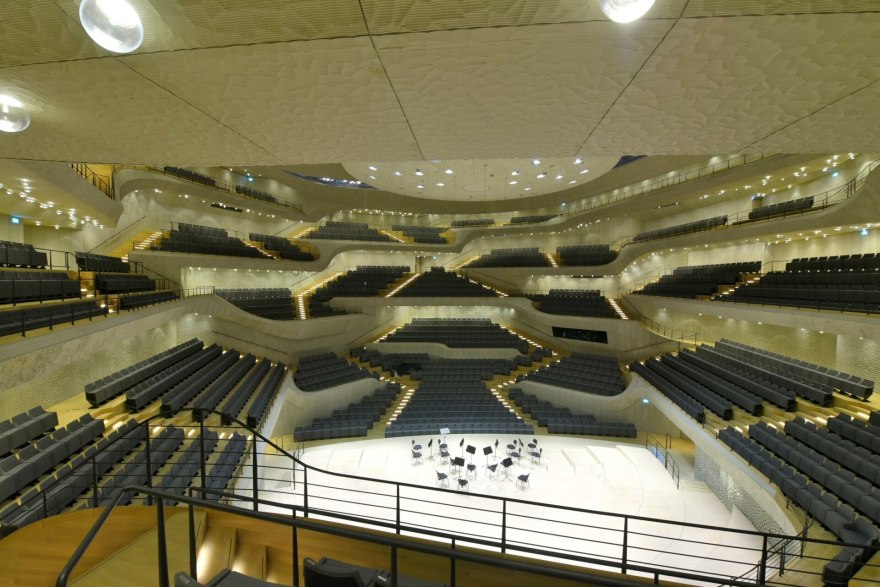 香奈儿 2018 早秋时装秀,德国汉堡 Elbphilharmonie 音乐厅的戏剧性舞台-2