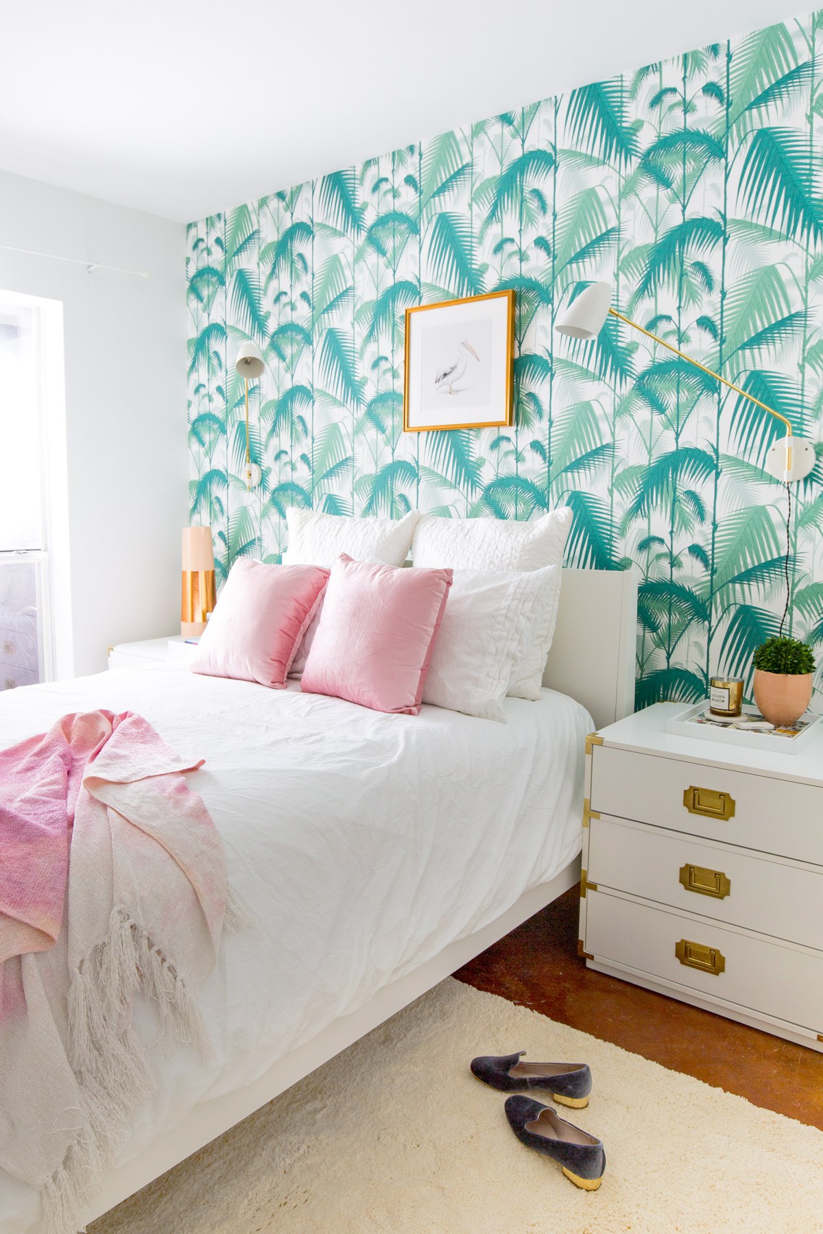 15 Inspiring Wallpapered Bedrooms-5