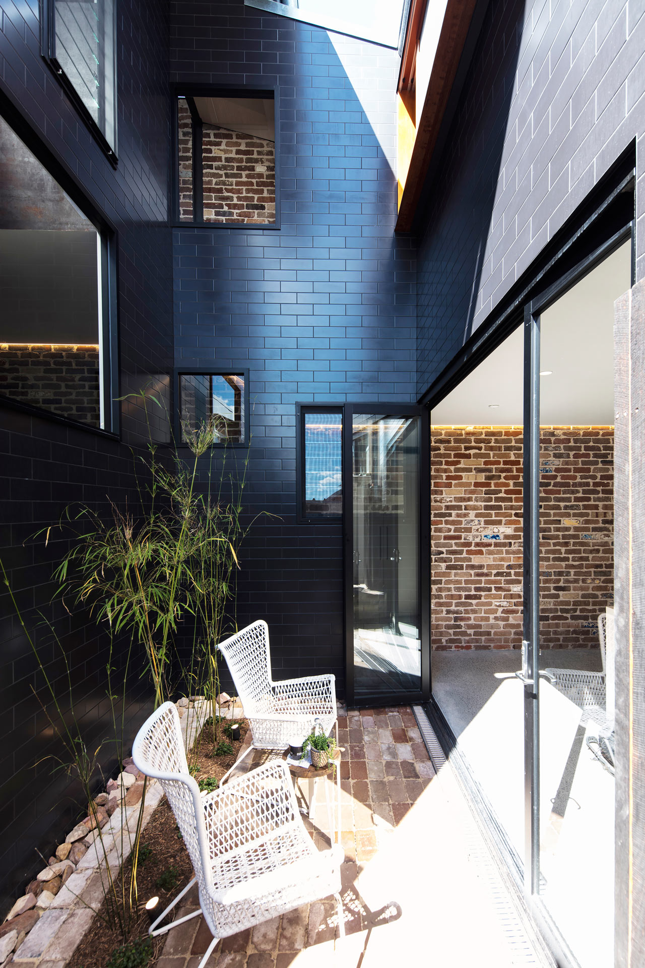 A Sydney House with an Industrial Past Incorporates Some of those Elements-14