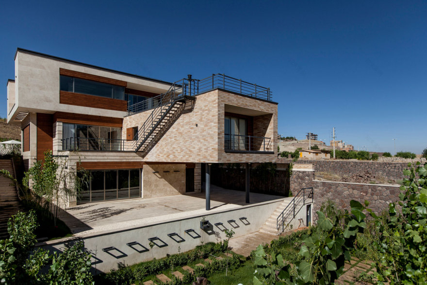 伊朗 Damavand 镇黄色调极简主义住宅设计-3