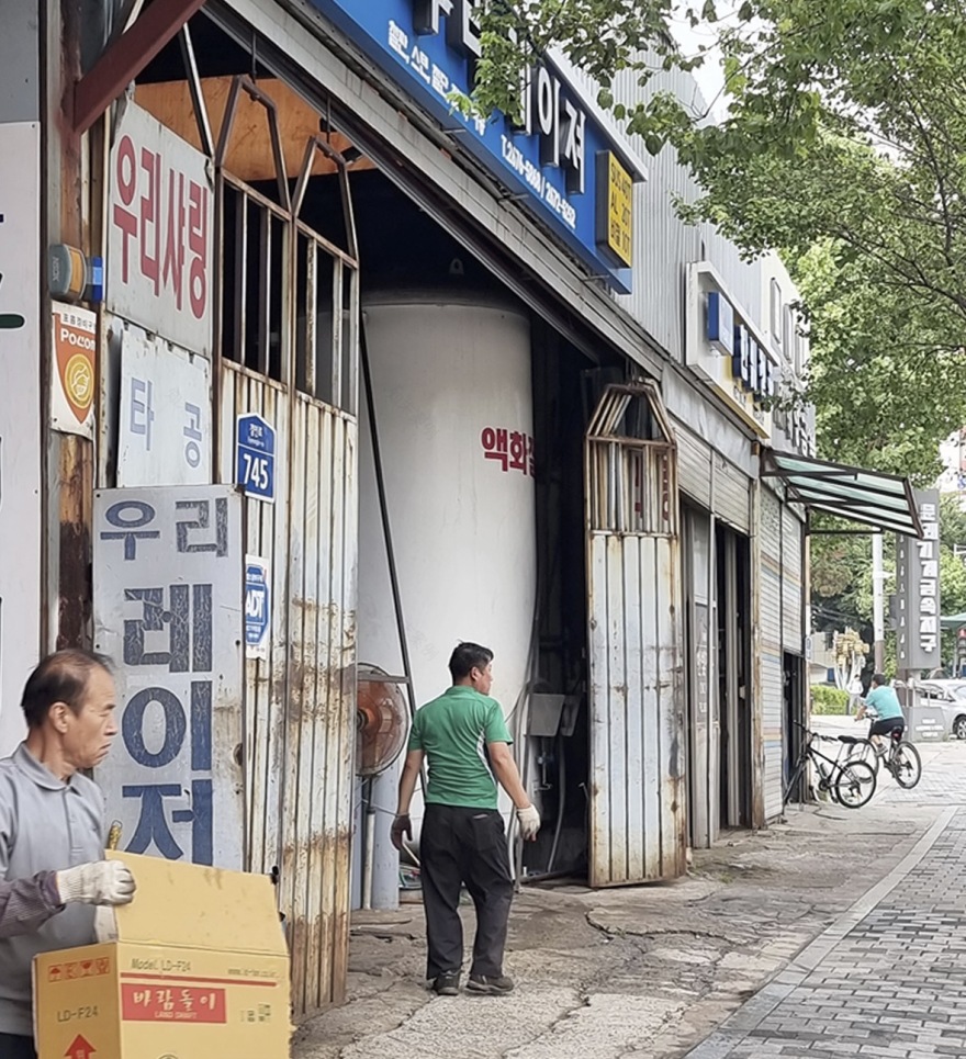 脏脏韩式室内街头酒吧丨韩国首尔丨omostudio-47