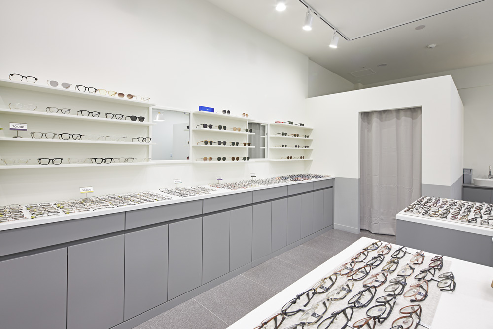 白色与灰色的极简空间 | 奥斯特里奇安景的眼镜店设计-8