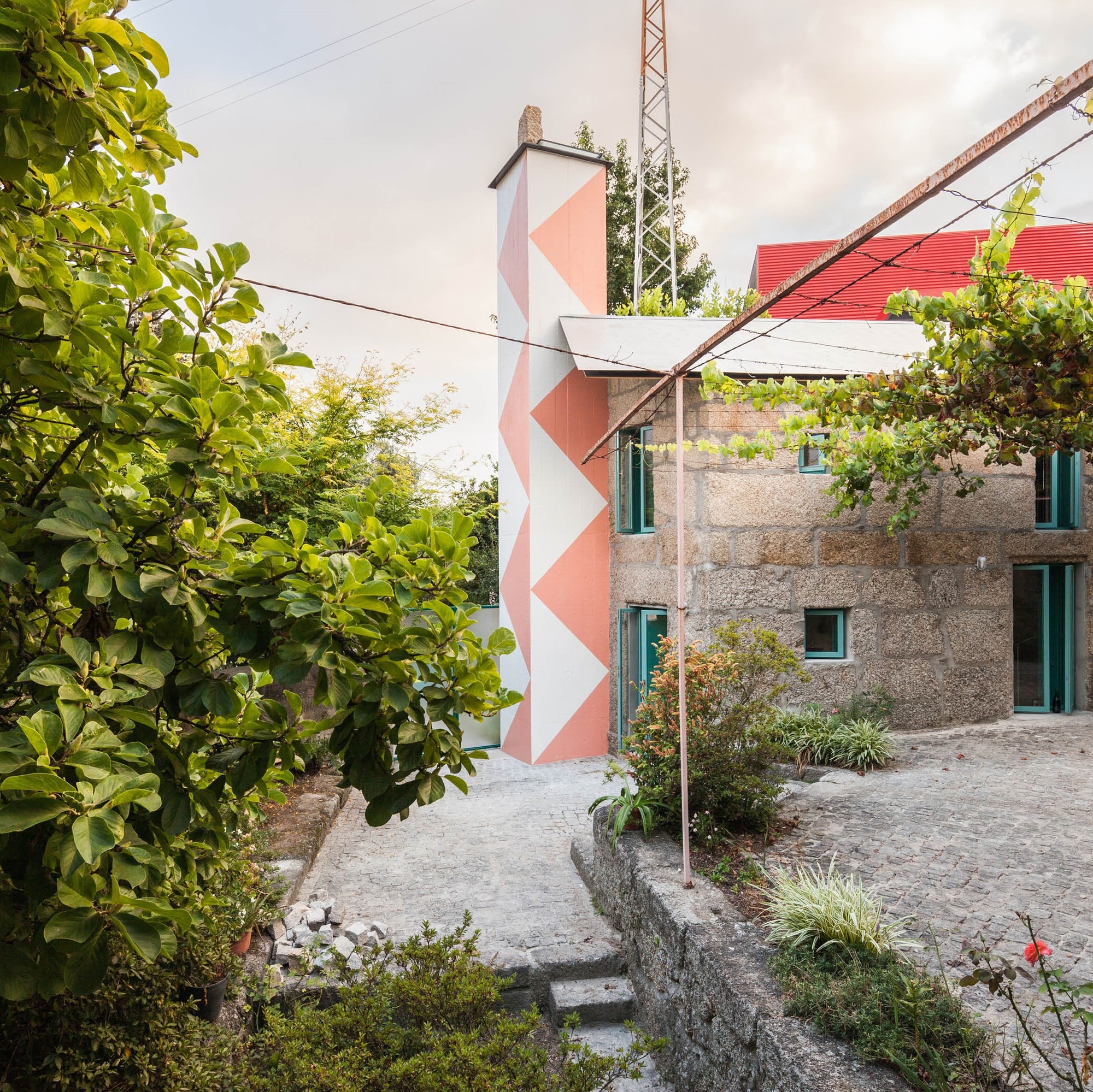 Small House with a Monumental Shower / fala-18