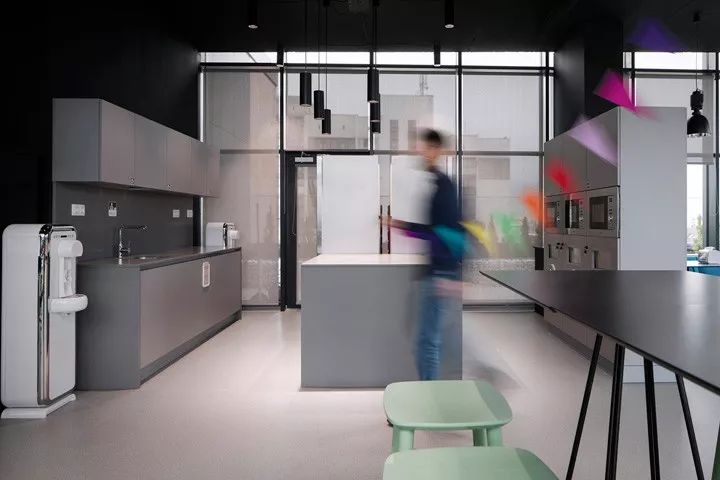 Stars Group 索非亚办公室 | 暗黑主题下的多元化空间设计-35