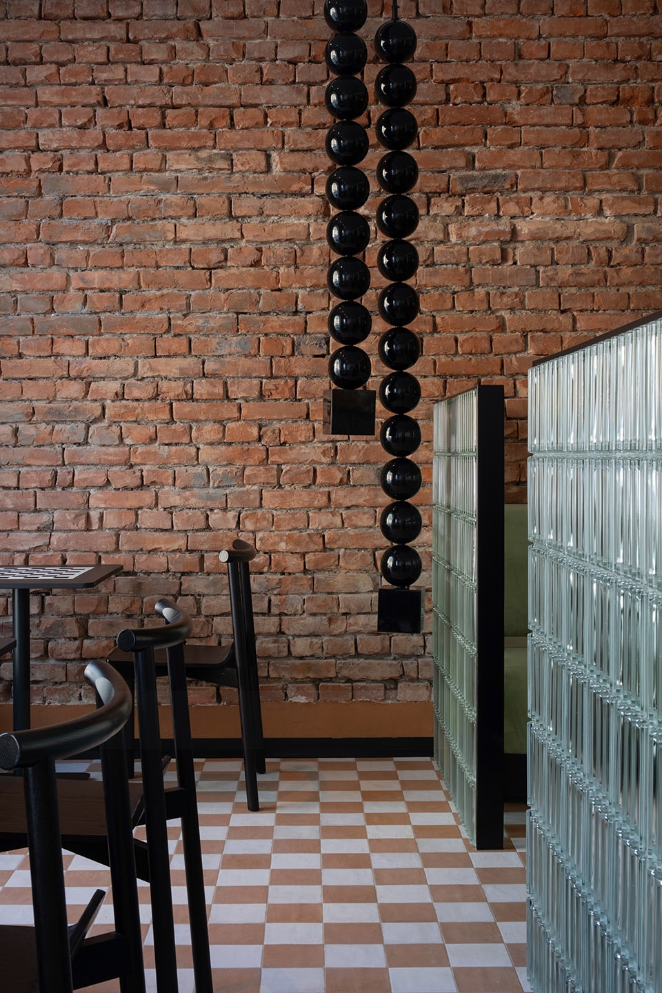 俄罗斯里海边精致咖啡馆，棋盘格与曲线交融的创意设计-19