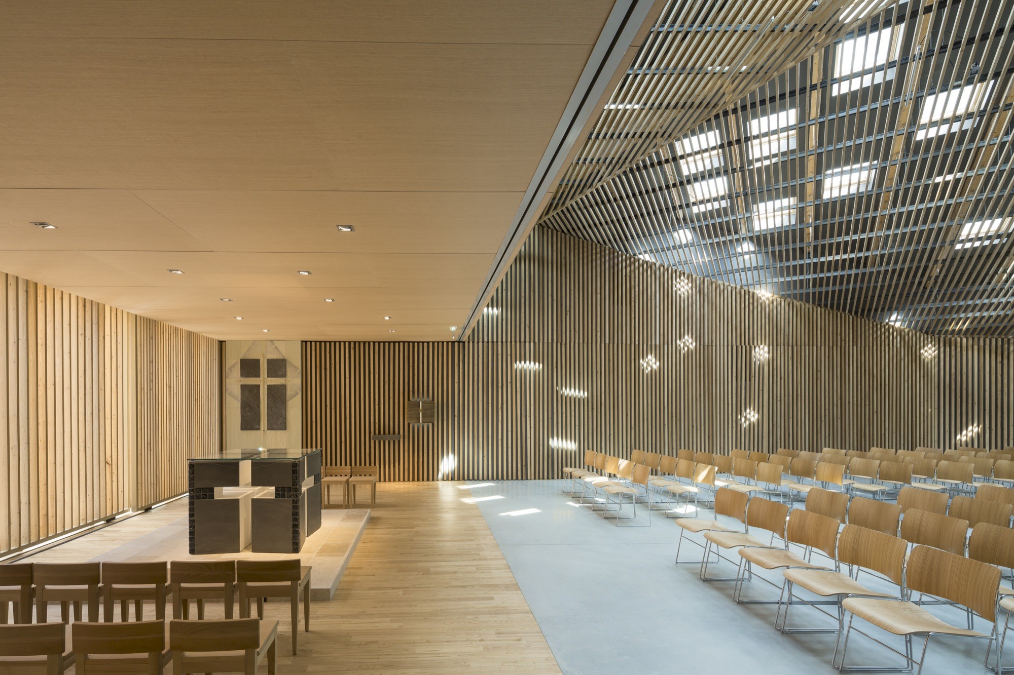 折叠 zinc 外壳中的宁静圣所——法国 Ensemble Pastoral Catholique 教堂设计-48