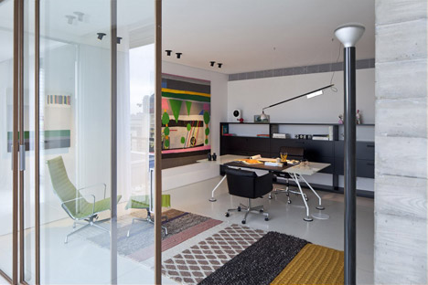 Tel Aviv Penthouse by Pitsou Kedem features a rooftop infinity pool-22