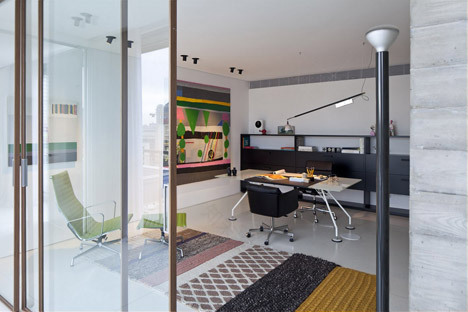 Tel Aviv Penthouse by Pitsou Kedem features a rooftop infinity pool-22