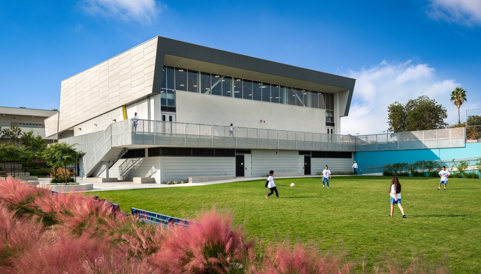 洛杉矶 Berendo 中学新体育馆丨美国洛杉矶丨CO Architects-1