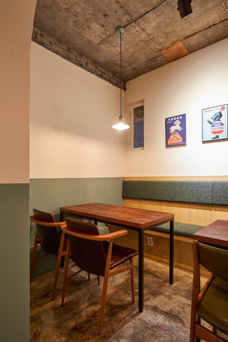 绿色铁门点缀的 12 平米个性披萨店-9