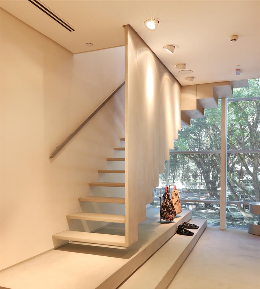 巴西 Reinaldo Lourenço 商店 | 极简悬浮楼梯设计-8