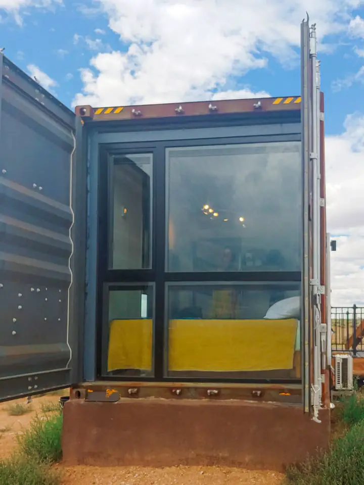 新墨西哥沙漠集装箱住宅 | 钢制外表与精致内饰的完美结合-2