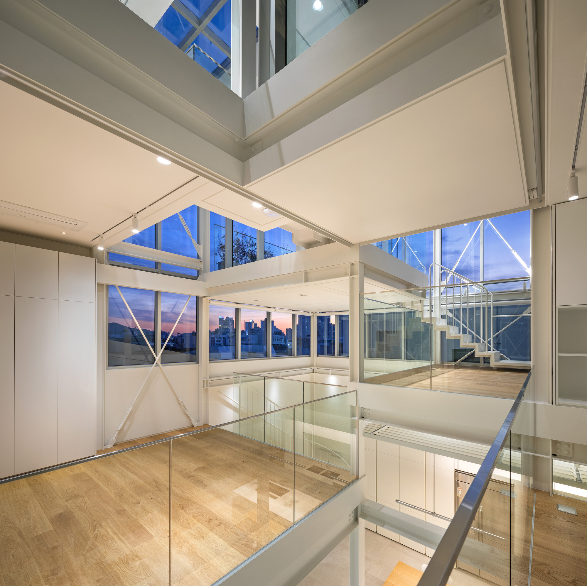 Light Hollow / YounghanChung Architects-42