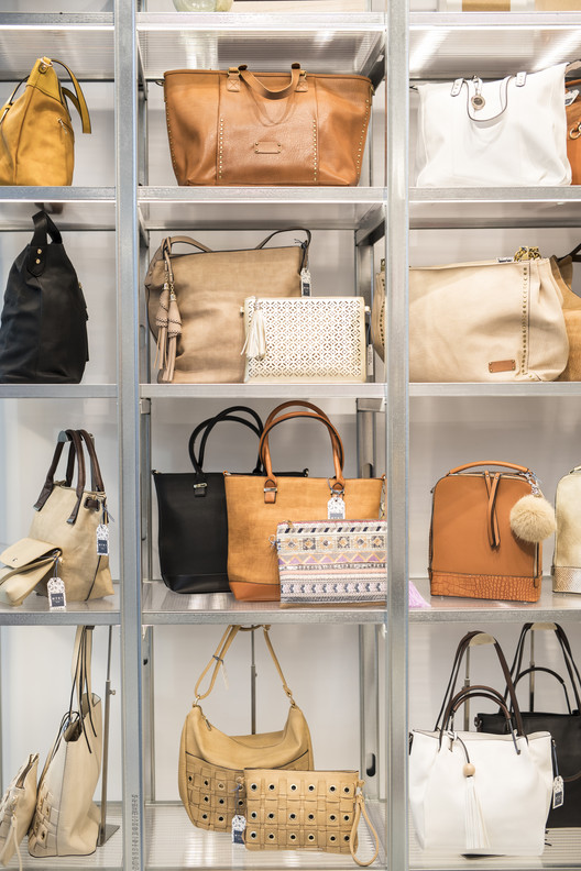 巴塞罗那某商店金属型材改造货架项目丨西班牙巴塞罗那丨Dear Design-33