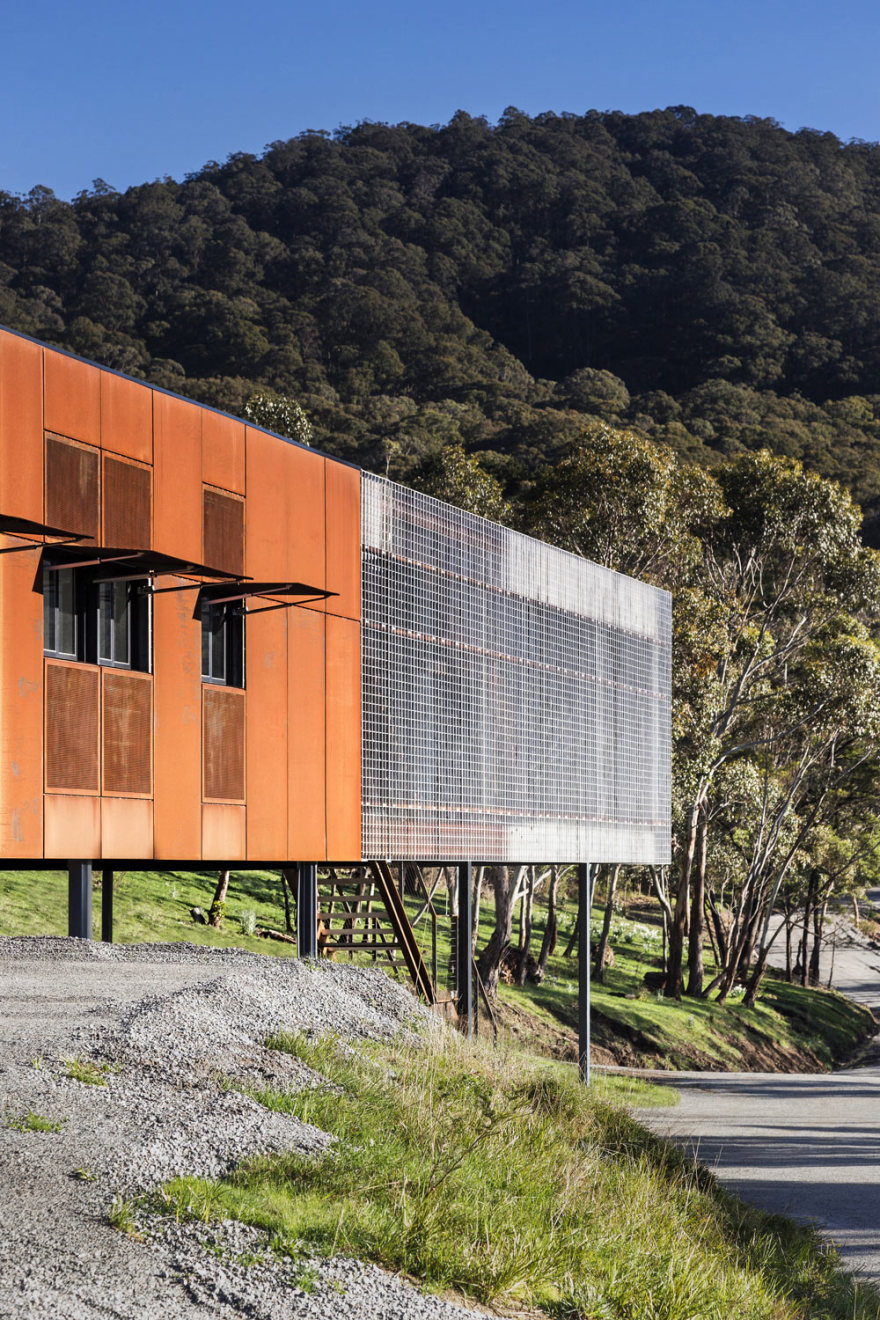 A Long, Narrow House Nestled into the Side of Mount Macedon-8