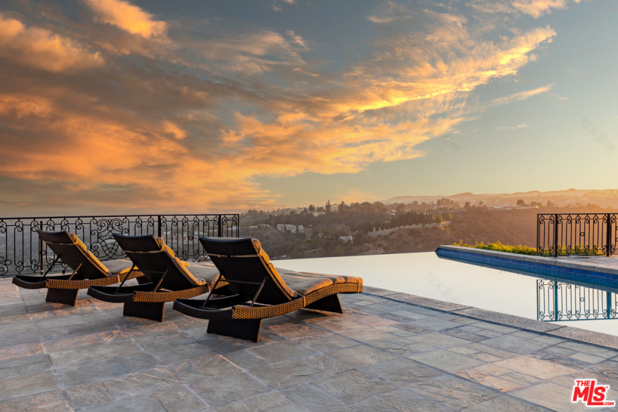 Beverly Hills Homes are Luxurious, Beautiful -- and Expensive-23