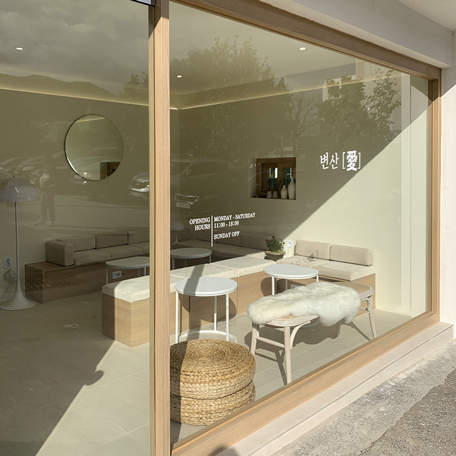 首尔“白洞”咖啡馆，简约风 12 坪空间设计-10