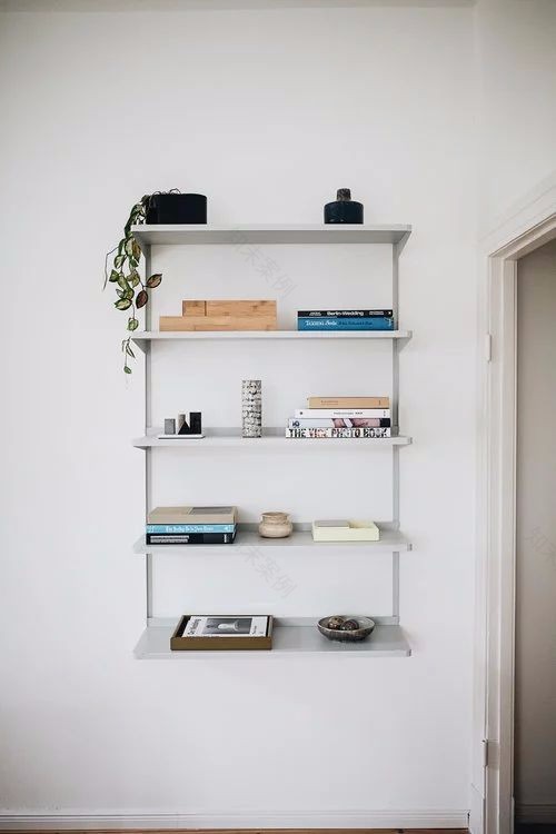 67㎡ 小公寓,墙壁上的层板、挂钩、衣架设计的太赞了-19