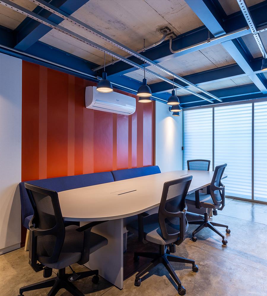 巴西 Pinheiros 办公空间设计 · 钢铁丛林中的绿色鸟巢-9