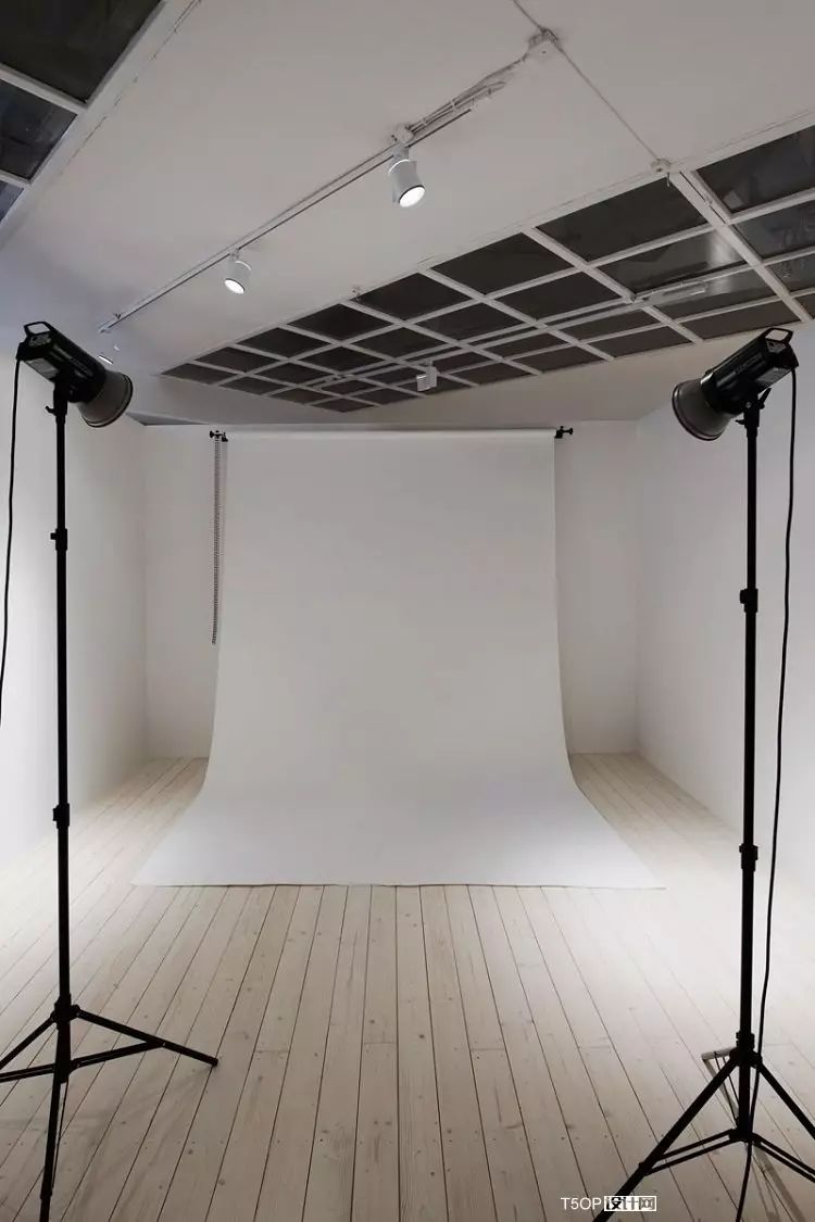 低调休闲时装零售店室内设计-15