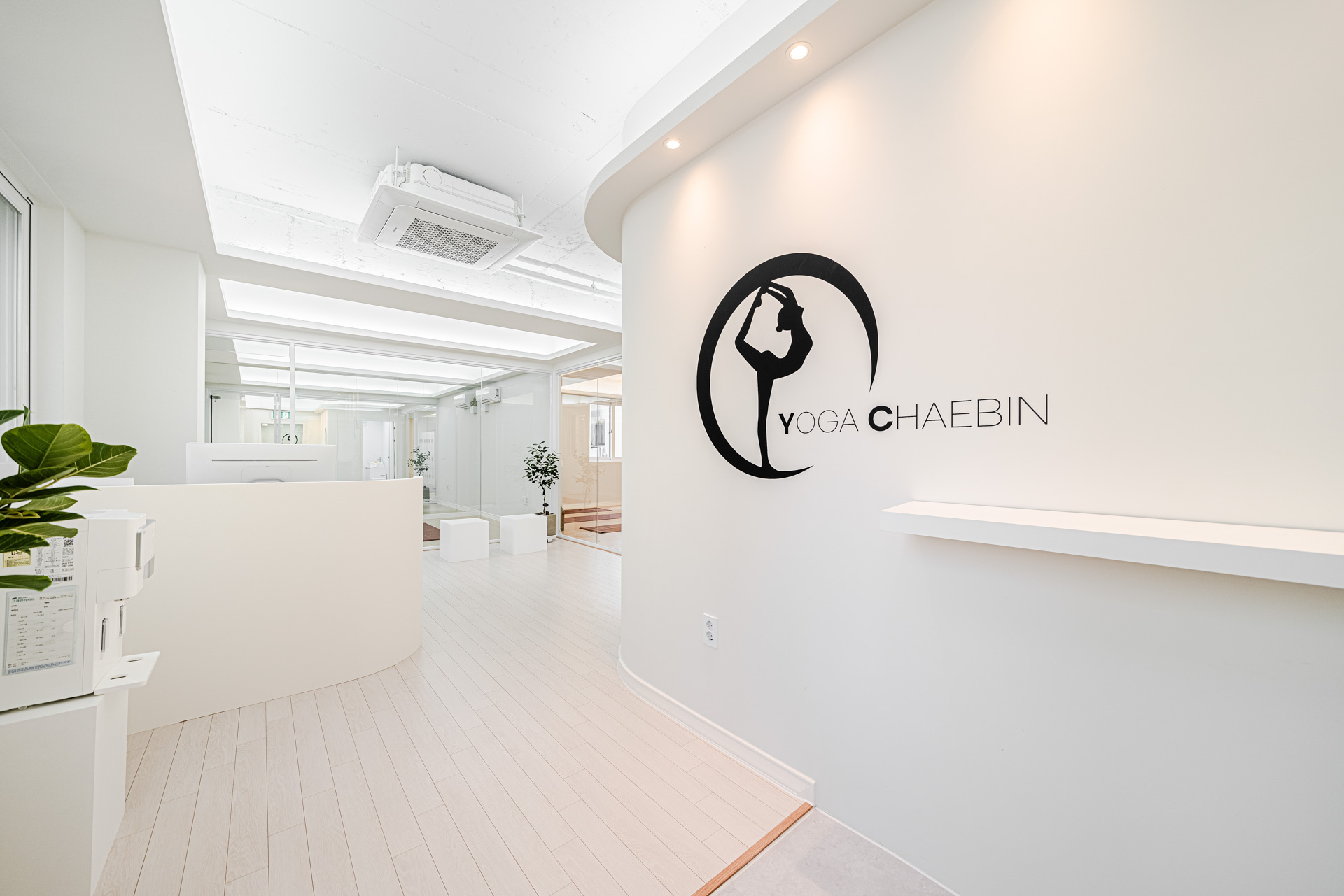 白色极简瑜伽馆 | 现代设计的完美体现-6